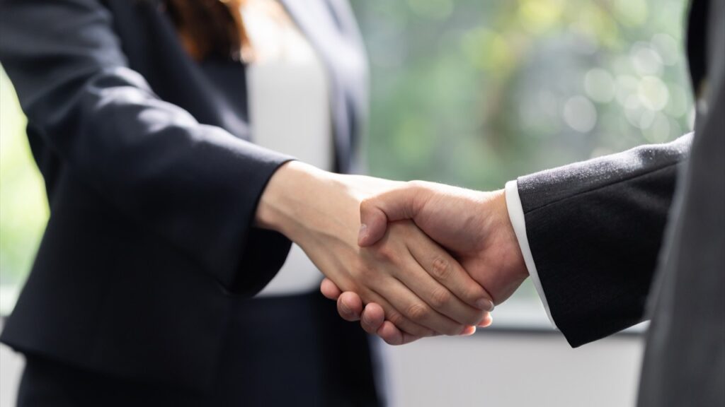 握手する経営者
